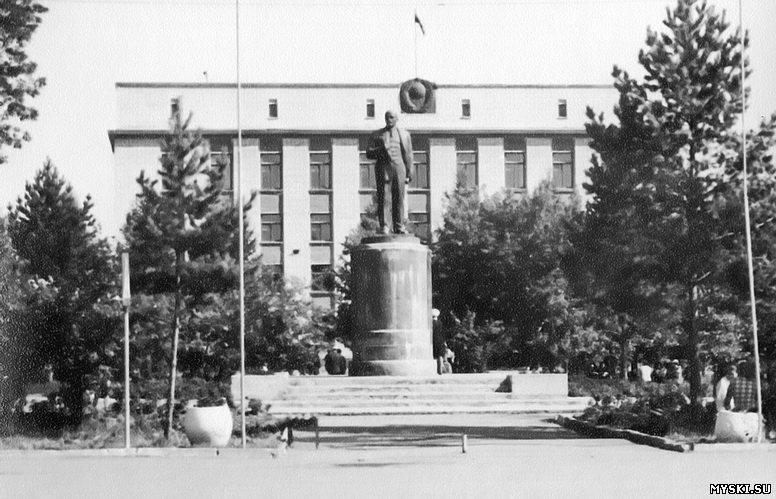 Шраго,  П.  Памятник Владимиру Ильичу Ленину [Электронный ресурс] : Фотография / П. Шраго -  Режим доступа : http:// kultura-msk.ru.  - (Дата обращения : 14.05.2014)